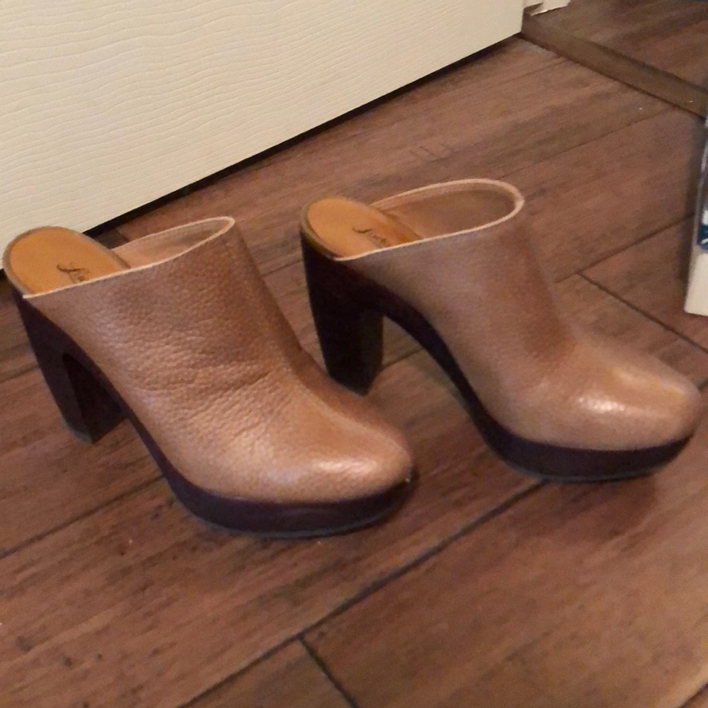 Reduced!! Lucky Brand platform clogs